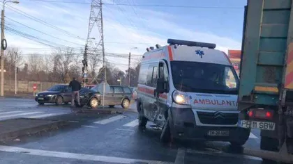 Ambulanţă care transporta o pacientă, implicată într-un accident