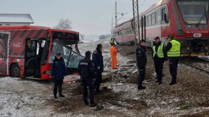 Accident foarte grav: Un autocar plin cu elevi a fost lovit de tren, sunt 5 morţi şi 13 răniţi grav