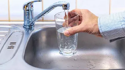 Apa îmbuteliată în sticle din plastic DISPARE. Ce sunt obligate să facă toate restaurantele din România