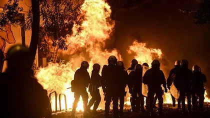 Atena în flăcări. Protestatarii au aruncat bombe cu petrol. O manifestaţie a tinerilor a scăpat de sub control