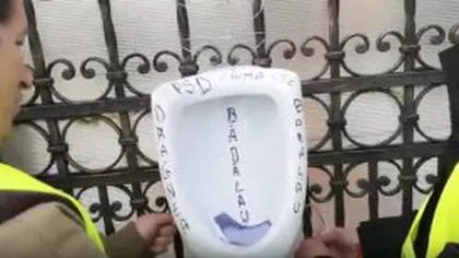 Casa ministrului Niculae Bădălău, vandalizată de protestatari Rezist