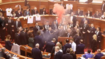 Bătaie în Parlamentul de la Tirana. Unul dintre proiectile l-a nimerit pe premierul albanez