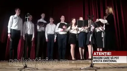 Un tânăr care cânta în cor a leşinat la un concert de Crăciun. Reacţia colegilor lui este uluitoare
