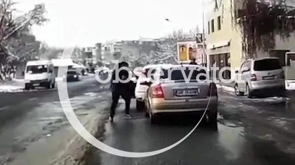 Scene halucinante filmate în Giurgiu. Un tânăr orbit de gelozie înjunghie cu baioneta un şofer VIDEO