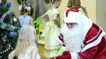 Caz şocant. Moş Crăciun a murit în timp ce dădea cadouri copiilor VIDEO