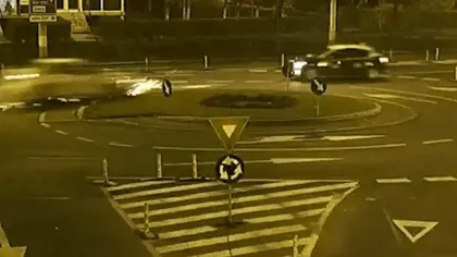 Şofer BEAT, prăpăd în ORAŞ. Cum a zburat peste un sens giratoriu VIDEO