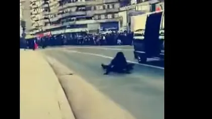 Moment stânjenitor pentru o angajată a SRI. Ofiţerul cade din maşină în timpul Paradei Militare de la Alba Iulia