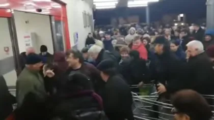 Îmbulzeală de nedescris în Baia Mare la deschiderea unui supermarket