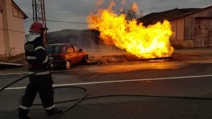 Accident grav de Crăciun. Un autoturism a lovit o conductă de gaz, care a luat foc VIDEO