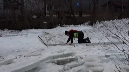 Pirotehniştii au intervenit pentru spargerea unui pod de gheaţă format pe un râu din Bistriţa VIDEO