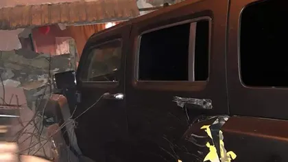 Scene de infarct în Mureş. Un Hummer a intrat în dormitorul unor localnici FOTO