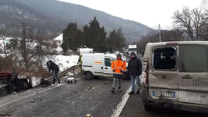 Accident în Hunedoara între un microbuz şi patru maşini: Un bărbat este rănit grav