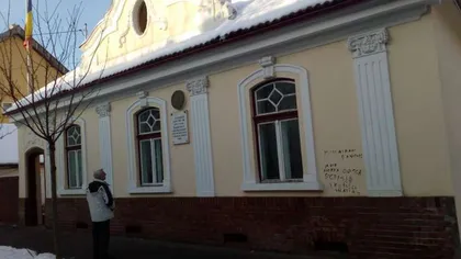 O persoană a fost reţinută pentru mesaje vulgare scrise pe pereţii Casei memoriale 