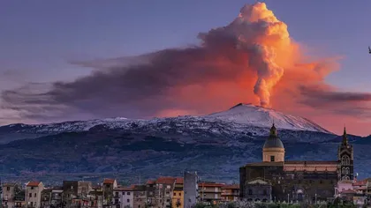 Imagini spectaculoase cu erupţia vulcanului Etna. Râuri de lavă se scurg printre zăpada de pe versanţi VIDEO