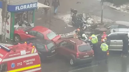 Accident grav, cu patru maşini, în intersecţia de la Lizeanu. O florărie a fost distrusă FOTO