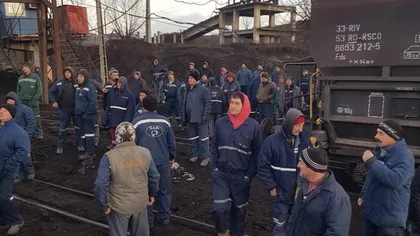 Greva minerilor de la Complexul Energetic Oltenia continuă. Protestatarii au împiedicat plecarea unor vagoane cu cărbuni