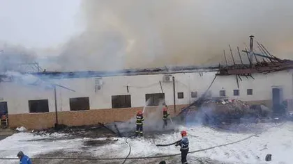 Clădirea unei primării din judeţul Vrancea a luat foc. Angajaţii, evacuaţi de urgenţă