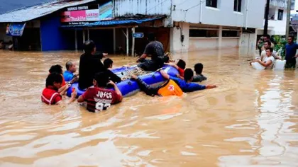 Inundaţii şi alunecări de teren soldate cu zeci de victime