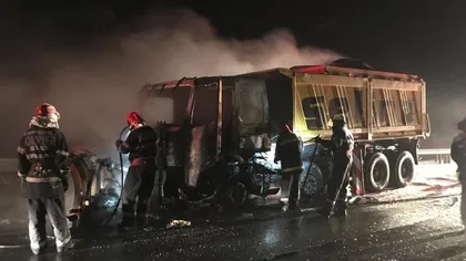 O autospecială de deszăpezire a luat foc pe autostrada A2, alta s-a răsturnat pe un drum naţional