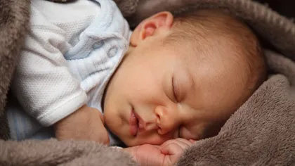 O dădacă a omorât un bebeluş de 2 luni şi i l-a dus mamei, spunându-i că doarme