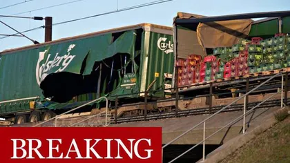 Tragedie feroviară: Şase oameni au murit după ce un tren de pasageri a fost lovit de un mărfar