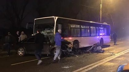 Accident în Capitală: Două persoane au murit după ce un autoturism s-a ciocnit cu un autobuz