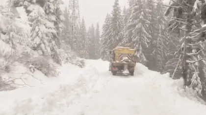 Turişti din Bucegi, rămaşi pe munte din cauza vremii. Drumul e blocat, ISU le recomandă să rămână în cabane