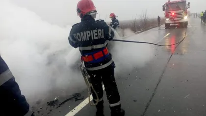 Incendiu violent în Timişoara, provocat de o ţigară aprinsă. Pompierii intervin în forţă