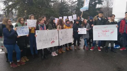 Aproximativ 30 de elevi au protestat în faţa CJ Constanţa cerând reducerea de 50 la sută la transportul judeţean