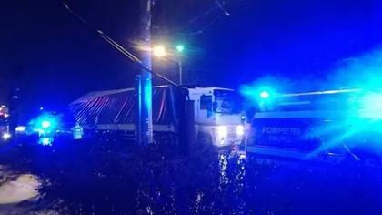 Un autocar plin cu 30 de călători a luat foc în Neamţ, iar un TIR a derapat