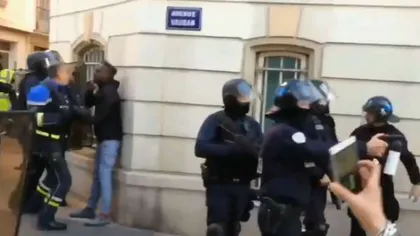 Scandal în Franţa. Un şef din poliţie, decorat cu Legiunea de Onoare, surprins în timp ce bate fără motiv mai mulţi protestatari VIDEO