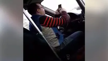 Inconştienţă la volan. Un şofer de microbuz a fost filmat în timp ce conducea cu coatele VIDEO