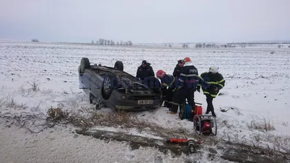 Trei persoane rănite într-un accident în Botoşani, după ce maşina în care se aflau s-a răsturnat FOTO