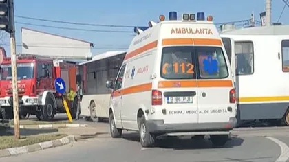 Accident cu un autobuz şi un tramvai în Bucureşti. Un călător a fost rănit
