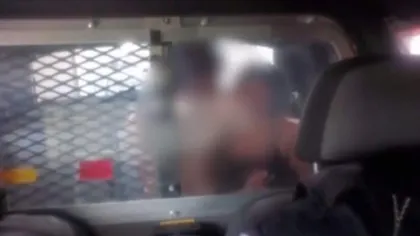 Au făcut amor într-o maşină de poliţie, după ce au fost arestaţi. Cum va fi sancţionat poliţistul care conducea VIDEO