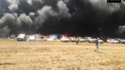 Sute de maşini mistuite de flăcări. Vegetaţia uscată a amplificat puterea focului VIDEO
