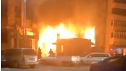 Incendiu puternic la parterul unui bloc din Caracal. A luat foc o shaormerie VIDEO