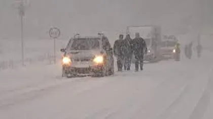 Pompierii din Olt au intervenit pentru salvarea a zece persoane, rămase blocate în patru maşini din cauza zăpezii şi a vântului