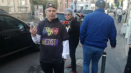 Protestatarul Marian Ceauşescu, săltat de poliţişti din faţa unei televiziuni VIDEO