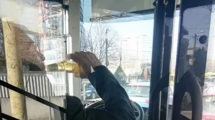 Un şofer de autobuz din Constanţa, fotografiat de pasageri când bea alcool la volan