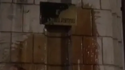 Ministerul Justiţiei, vandalizat de protestatari Rezist. Săltaţi de jandarmi, aceştia au transmis live din dubă VIDEO