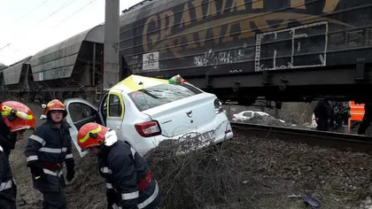Un taxi cu doi pasageri a fost lovit de tren, la Orşova. O persoană a murit