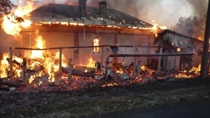 Incendiu puternic în Dâmboviţa. Un bebeluş a fost găsit carbonizat