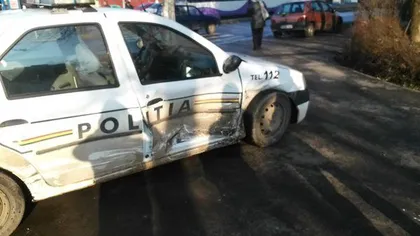 O maşină de poliţie a fost lovită de un autoturism condus de un copil