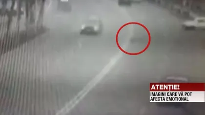 Imagini şocante de la accidentul din Focşani: un pieton care traversa neregulamentar a fost izbit în plin de o maşină