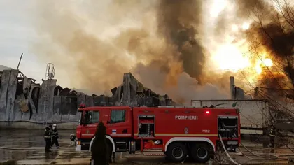 Incendiul de la fabrica de condimente din Alba Iulia nu a fost stins nici după o zi VIDEO