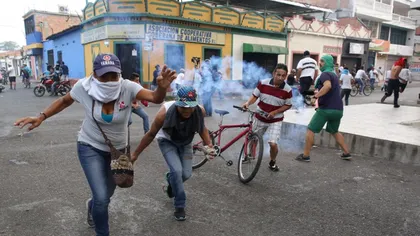Ciocniri violente cu militari venezueleni la frontiera cu Brazilia: doi morţi şi 18 răniţi