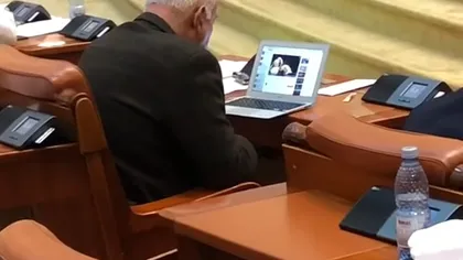 Varujan Vosganian, filmat în timp ce se uita la un meci de box pe laptop în timpul dezbaterilor pe buget VIDEO