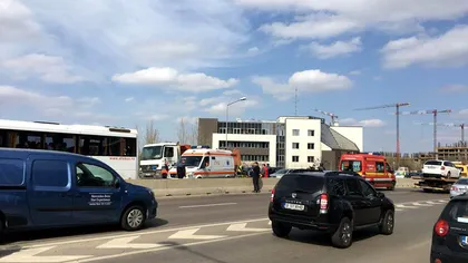 Accident grav în Bucureşti: Motocicletă lovită de o maşină şi proiectată într-un autobuz. Două persoane sunt rănite