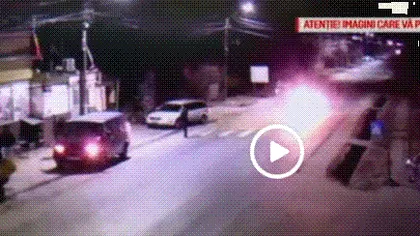 MOARTE VIOLENTĂ. Un bărbat care tocmai ieşise dintr-un bar, spulberat de două maşini VIDEO